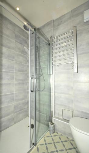 une salle de bain avec une douche, des toilettes et un lavabo dans l'établissement les 2 dauphins, au Barcarès