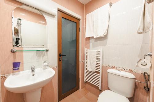 a bathroom with a toilet and a sink at Семеен хотел Свети Георги in Sandanski