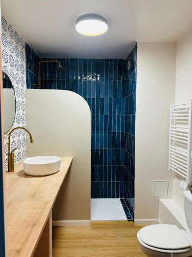 une salle de bain avec un lavabo et une douche dans l'établissement Le Soleil bleu Hyerois, à Hyères