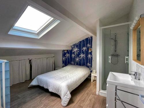 - une chambre avec un lit, une fenêtre et un lavabo dans l'établissement PORT SUD - T3 en duplex avec vue panoramique sur le port de Capbreton, à Capbreton