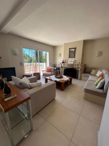 un grand salon avec des canapés et une table dans l'établissement Magnifique villa mougins, à Mougins