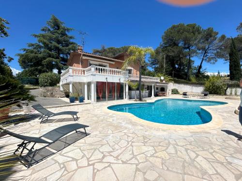 une maison avec une piscine dans une cour dans l'établissement Magnifique villa mougins, à Mougins