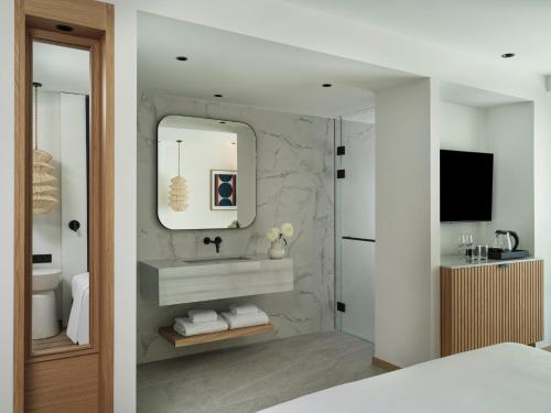 Μια τηλεόραση ή/και κέντρο ψυχαγωγίας στο InterContinental Crete by IHG