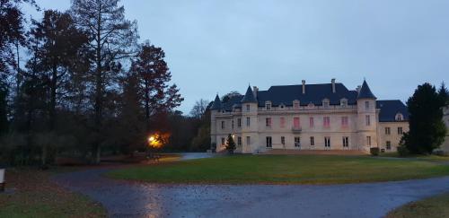 une grande maison blanche avec un toit sombre dans l'établissement Romeo patricia, à Lamorlaye