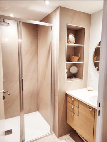 une salle de bain avec une douche, un lavabo et des toilettes dans l'établissement Les oliviers, à Perros-Guirec