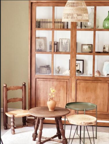 une salle à manger avec une table et deux chaises dans l'établissement Les oliviers, à Perros-Guirec