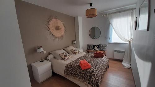 une petite chambre avec un lit et une fenêtre dans l'établissement Les oliviers, à Perros-Guirec