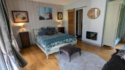 Ένα ή περισσότερα κρεβάτια σε δωμάτιο στο Chambre d'Hôtes La Grenade Bleue