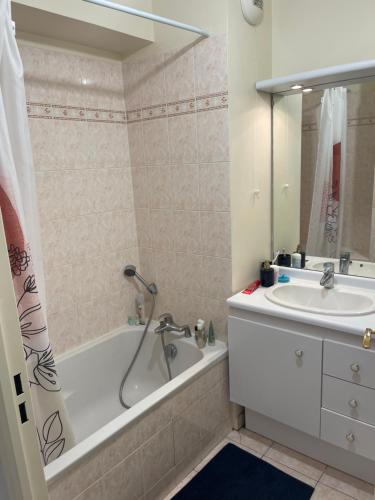 Ένα μπάνιο στο L'Olympe de Deuil 10 min de Paris 1 min de la gare