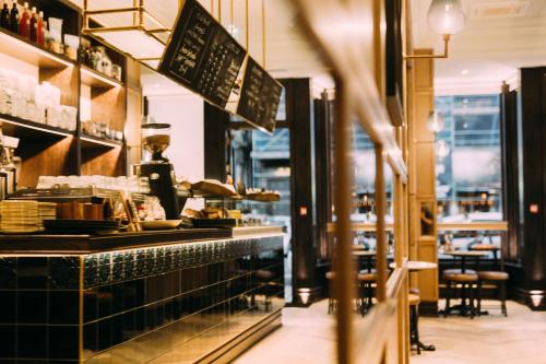 een restaurant met een bar met gerechten erop bij InterContinental Edinburgh The George by IHG in Edinburgh