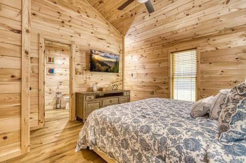 una camera da letto con un letto in una cabina di legno di Primrose Cottage, Pickleball Court, Creek, WIFI, Mountain Views, Starting at 79" a Cosby