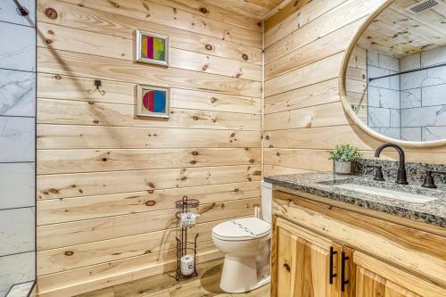 bagno in legno con servizi igienici e specchio di Primrose Cottage, Pickleball Court, Creek, WIFI, Mountain Views, Starting at 79" a Cosby