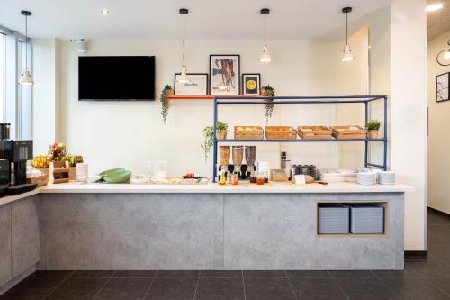 a counter in a kitchen with a counter top at ibis budget Leuven Centrum in Leuven