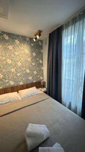 une chambre avec un grand lit et une fenêtre dans l'établissement Inter-Résidences auprés Multirésidence de l'Elysée, à Paris