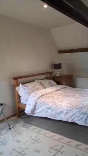une chambre avec un lit avec une tête de lit en bois dans l'établissement 1 Bed Gite, à Louvigné-du-Désert