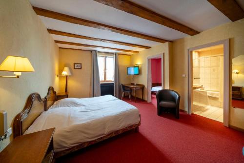 Postel nebo postele na pokoji v ubytování Hôtel A la Vignette - COLMAR-NORD