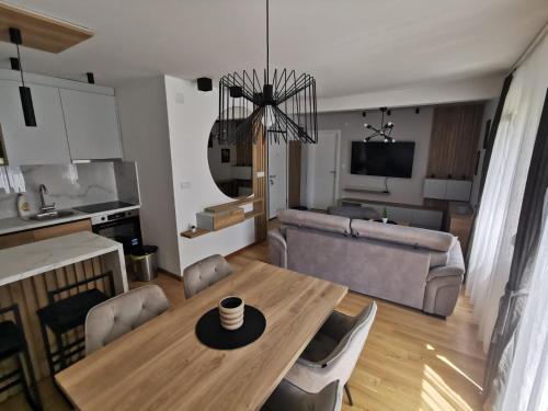 a living room with a table and a couch at Centar Park Lux in Vrnjačka Banja