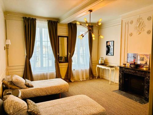  Il comprend un salon doté d'une cheminée. dans l'établissement La Marie-Thérése, à Auxi-le-Château