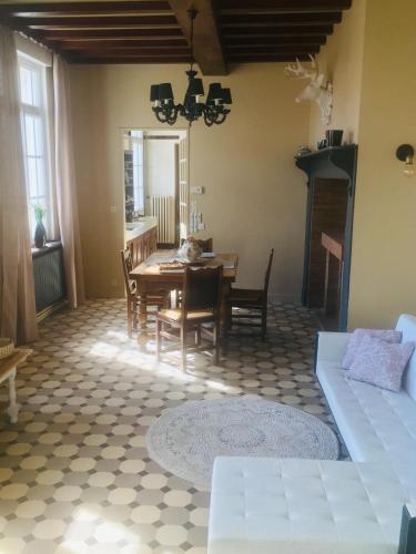 un salon avec une table et une salle à manger dans l'établissement La Marie-Thérése, à Auxi-le-Château