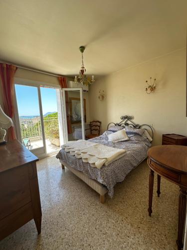 une chambre avec un lit, une table et une fenêtre dans l'établissement T4 avec Terrasse et Garage Privé, à Toulon