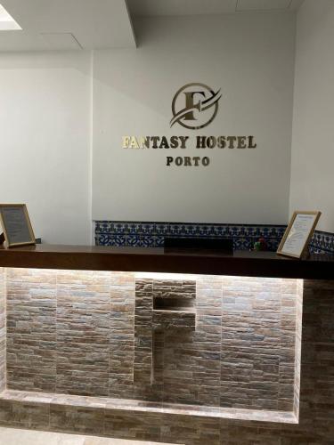 Sijil, anugerah, tanda atau dokumen lain yang dipamerkan di Fantasy Hostel Porto