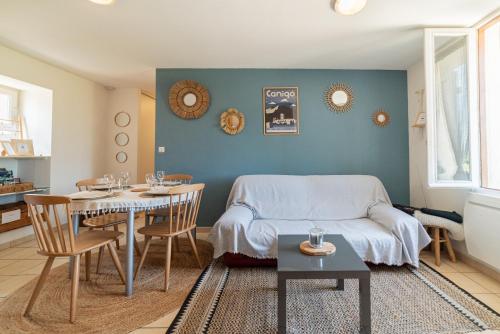 une chambre avec un lit et une table avec des chaises dans l'établissement Gite Le Canigou 3 étoiles, à Prades