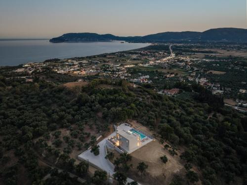 una vista aérea de una casa en una colina junto al agua en Euphoria Hill Villa, By TK Property Management, en Argassi