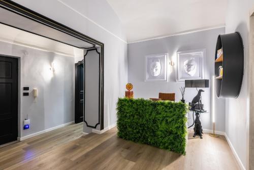 a living room with a green couch in front of a door at ReMia Suites & Leisure in Alassio