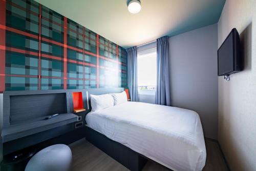 TV a/nebo společenská místnost v ubytování easyHotel Paris Charles de Gaulle Villepinte
