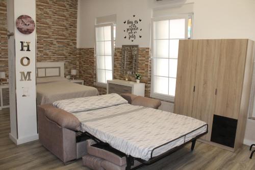 a bedroom with two beds and a bed sidx sidx sidx sidx at Estupendo Loft Plaza de Toros in Alicante