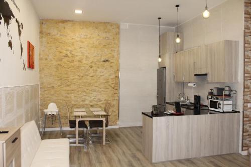 a kitchen and living room with a counter and a table at Estupendo Loft Plaza de Toros in Alicante