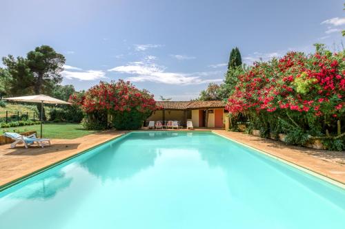 une piscine dans une cour fleurie dans l'établissement Le Cézanne, à Fourques