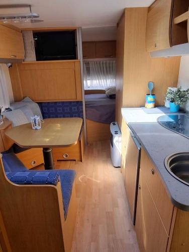 Кухня или мини-кухня в Przyczepa GRANDE SOLE na Camping Kormoran
