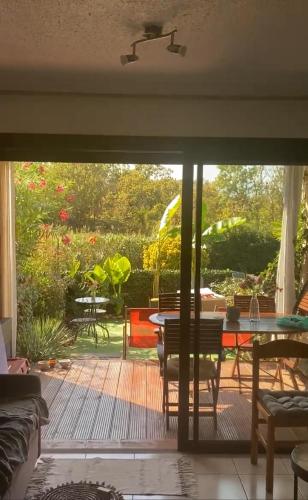 Elle offre une vue sur une terrasse avec une table et des chaises. dans l'établissement Les pieds dans l eau de Betty Ghisonaccia plage 50 m, à Ghisonaccia