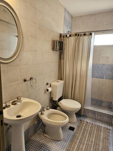 a bathroom with a toilet and a sink at Amplio Departamento 2 dormitorios in Santiago del Estero