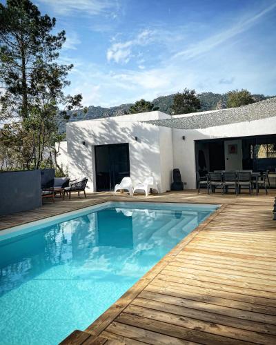 une piscine devant une maison blanche dans l'établissement Casa Sophie, à Capo