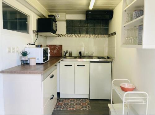 Nhà bếp/bếp nhỏ tại Nid douillet pour amoureux avec jacuzzi privatif