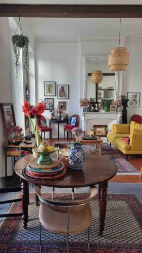 un salon avec une table et un canapé dans l'établissement Loft lumineux et coloré en plein centre, à Marseille