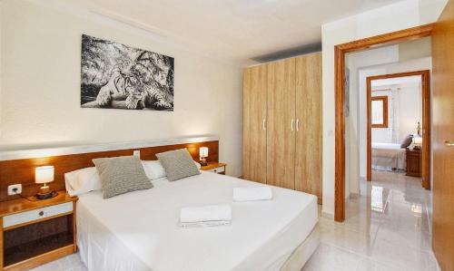 Postel nebo postele na pokoji v ubytování Son Cladera