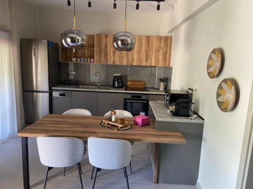 FILIRA Luxurious Apartment - by Ploumis