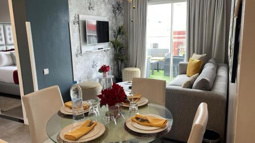 RENT-INN Suites Hotelにあるテレビまたはエンターテインメントセンター