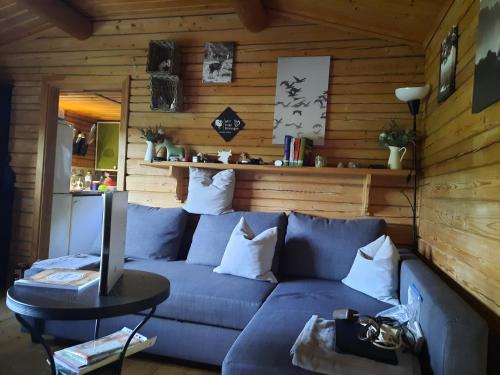 Posezení v ubytování Gemütliche Blockhütte für Auszeit in Torsby auf einem Bauernhof