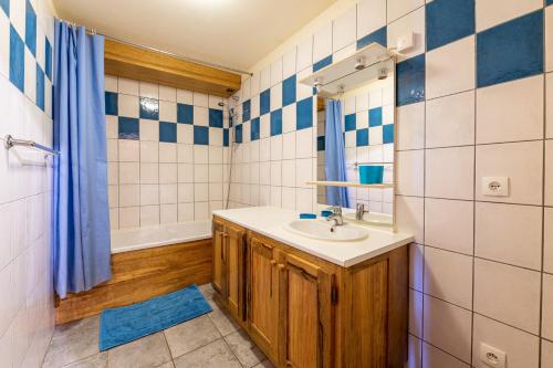 une salle de bain avec un lavabo et une douche dans l'établissement Chalet Le Choucas n°2, à Levassaix