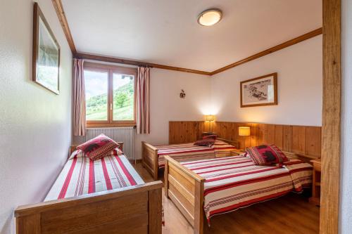 - un groupe de trois lits dans une chambre dans l'établissement Chalet Le Choucas n°2, à Levassaix