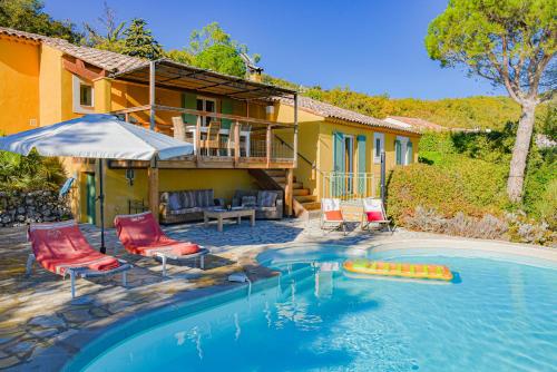 una piscina con sedie e una casa di Villa Mons a Mons