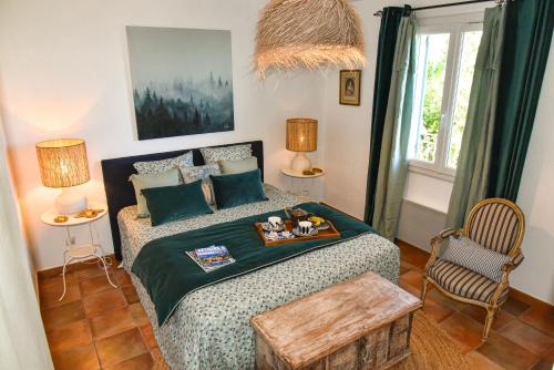 una camera da letto con un letto e un tavolo sopra di Villa Mons a Mons