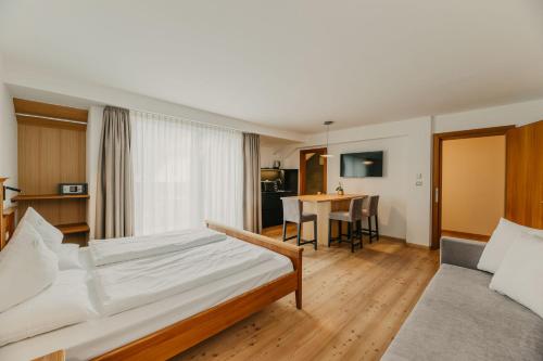 Postel nebo postele na pokoji v ubytování Hotel Garni Planaces