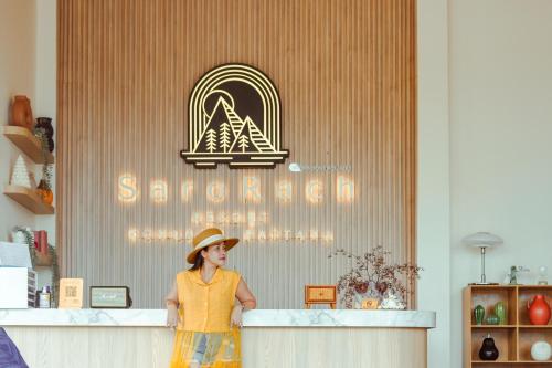 a woman wearing a hat standing in front of a counter at SaroRach pool villa resort Kohlarn in Ko Larn