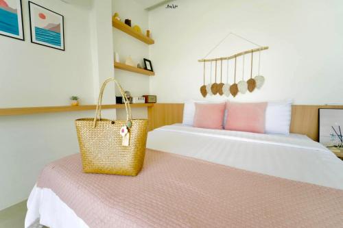 a bedroom with a bed with a basket on it at SaroRach pool villa resort Kohlarn in Ko Larn