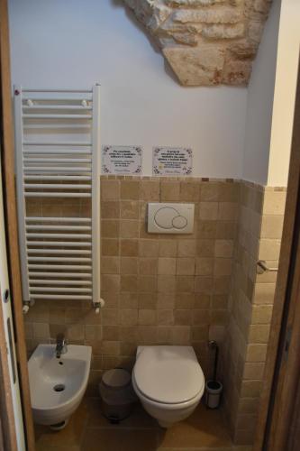 une petite salle de bain avec toilettes et lavabo dans l'établissement Piccola Pietra, à Martina Franca